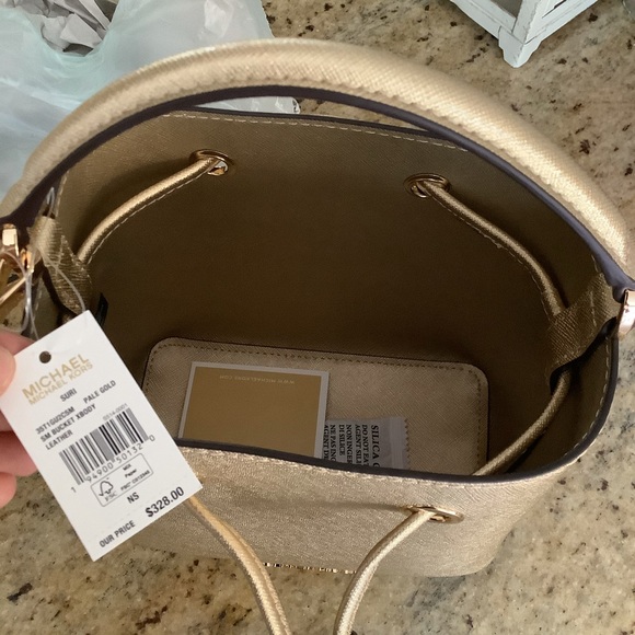 New Mk small bucket bag suri 😍 must have - Picture 3 of 10